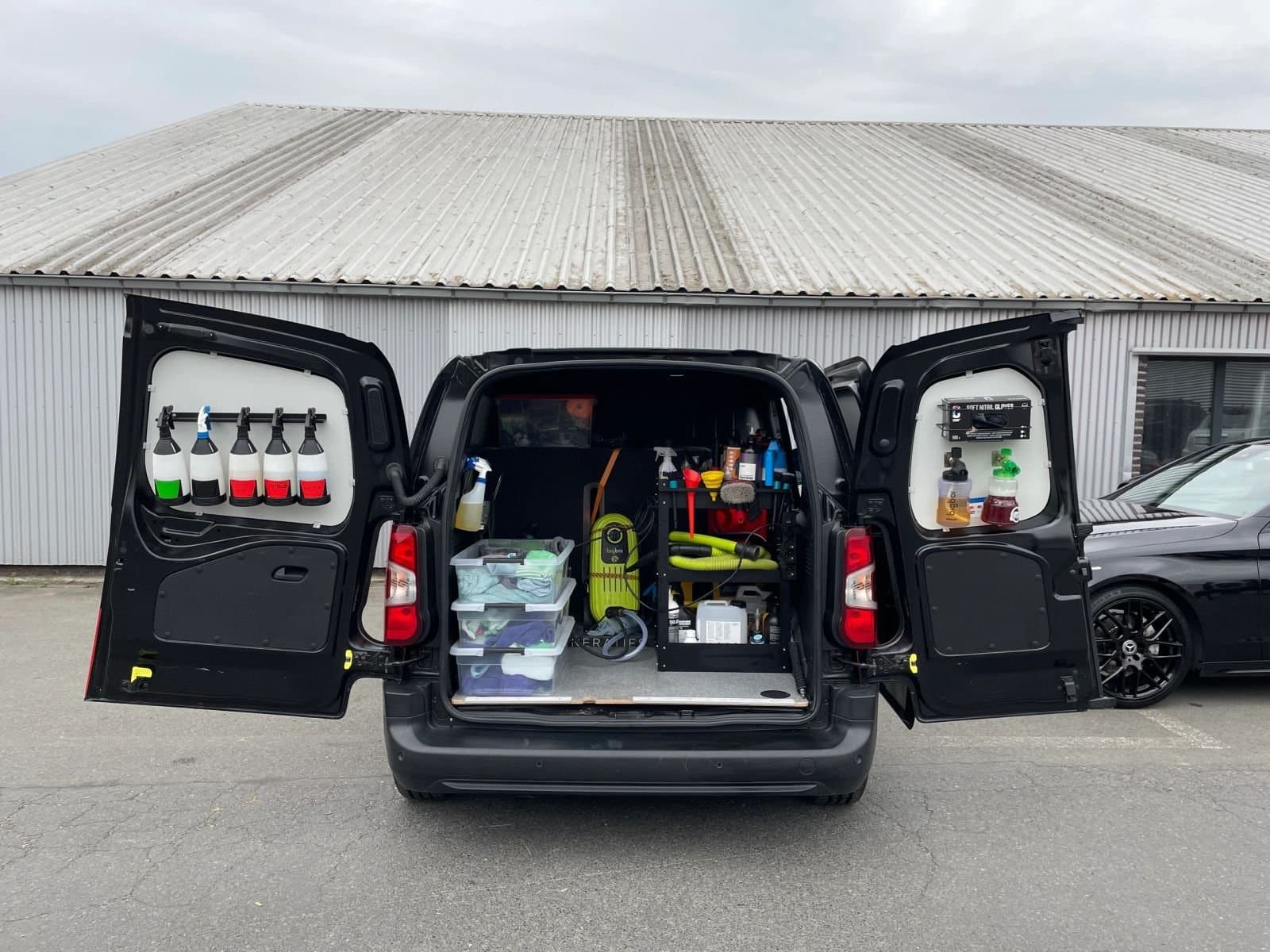 De bestelwagen van Arnaud's Detail Carwash met eigen water, stroom en reinigingsmateriaal